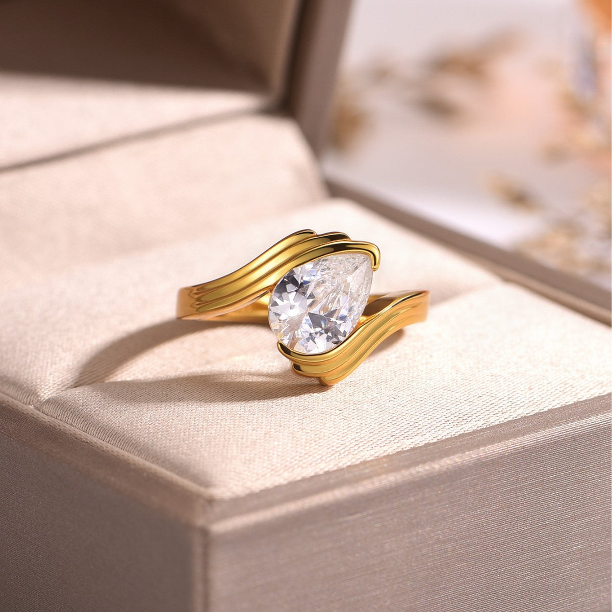 Soléa Teardrop Ring