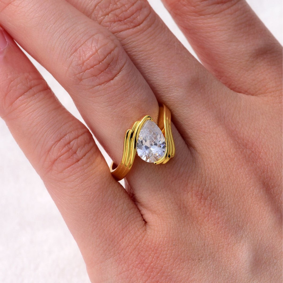 Soléa Teardrop Ring